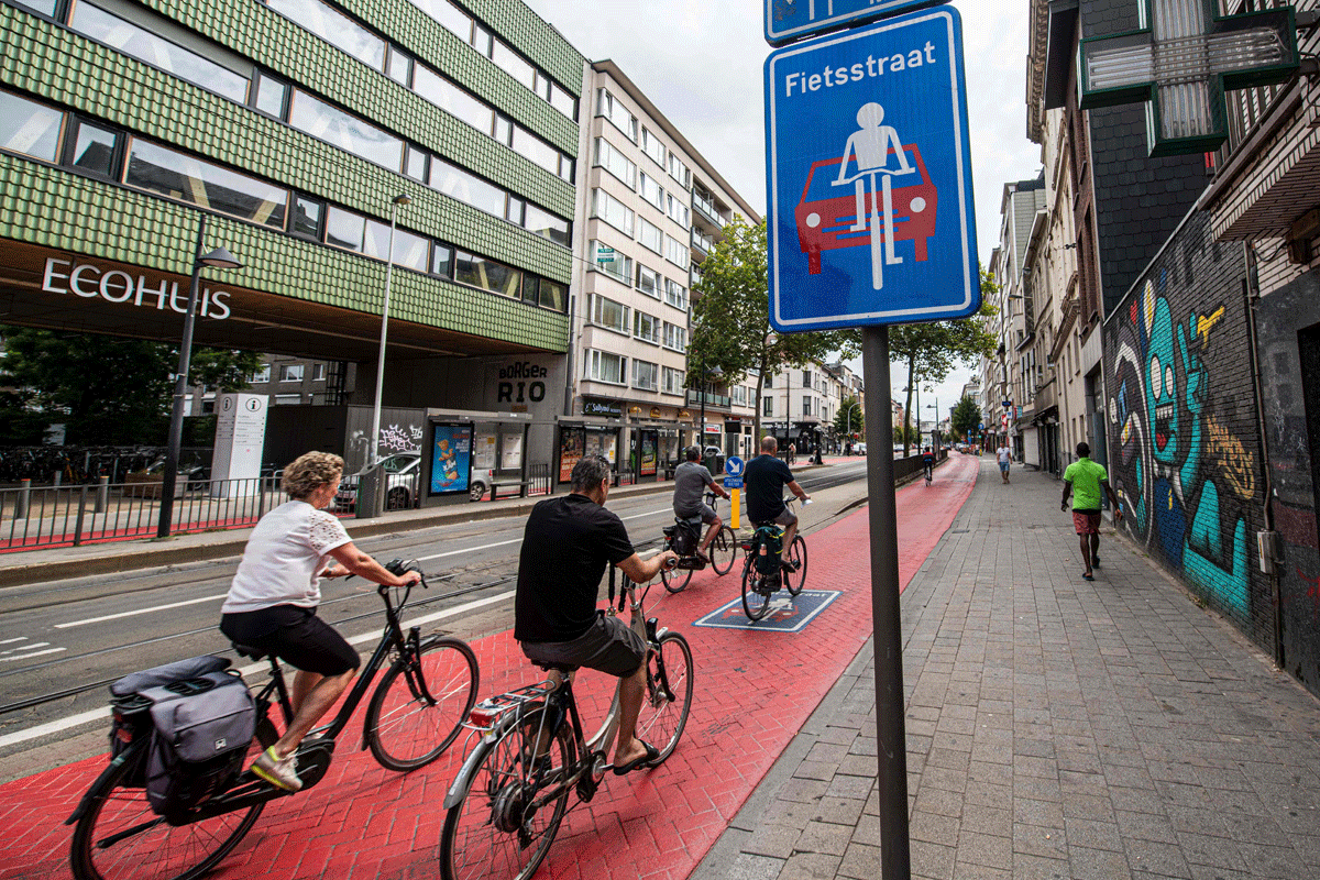 Fietsen op de Antwerpse Turnhoutsebaan.