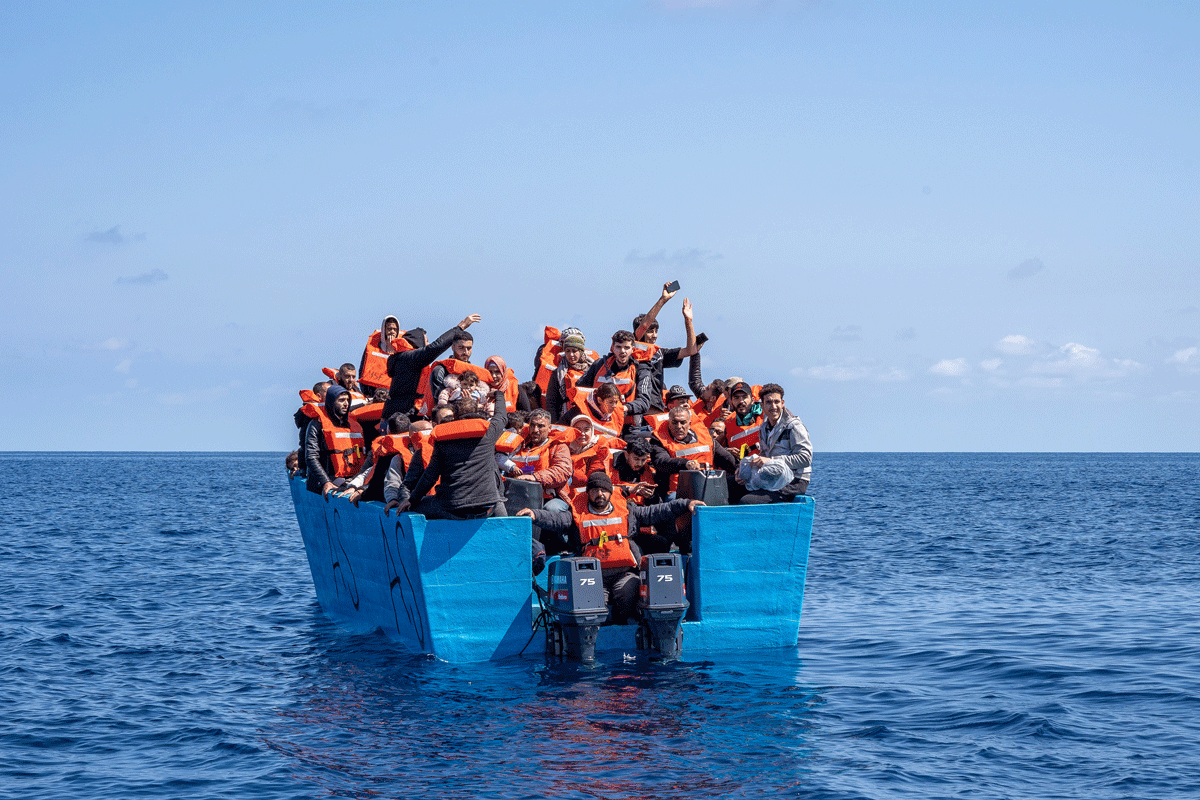 Een bootje op de Middellandse Zee, nabij de Libische kust, in maart.