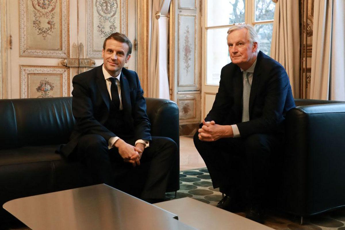 Emmanuel Macron en Michel Barnier