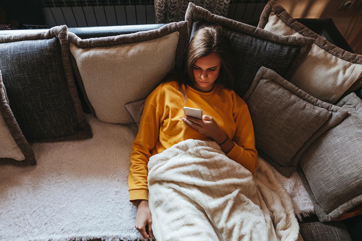 jonge vrouw gsm