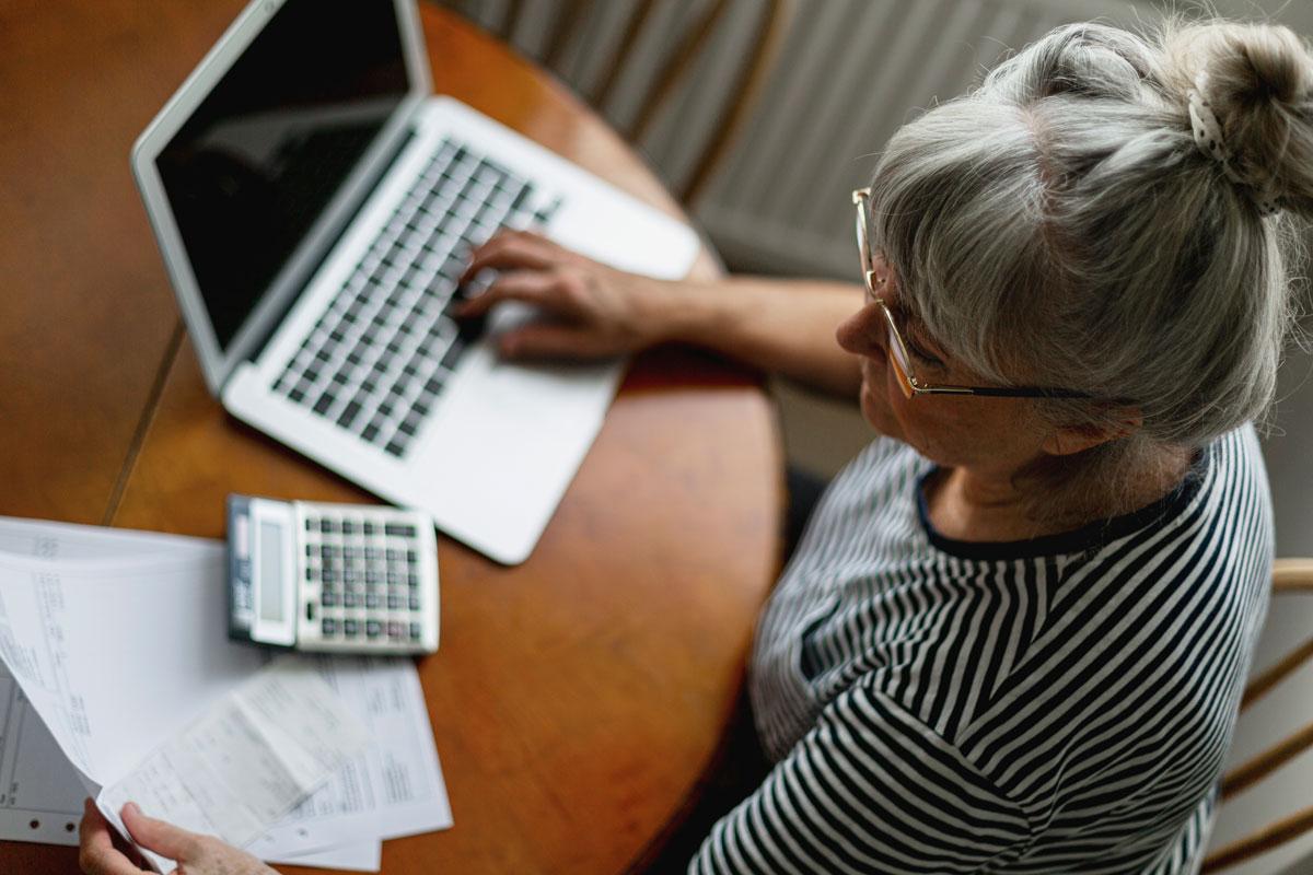 vrouw laptop
