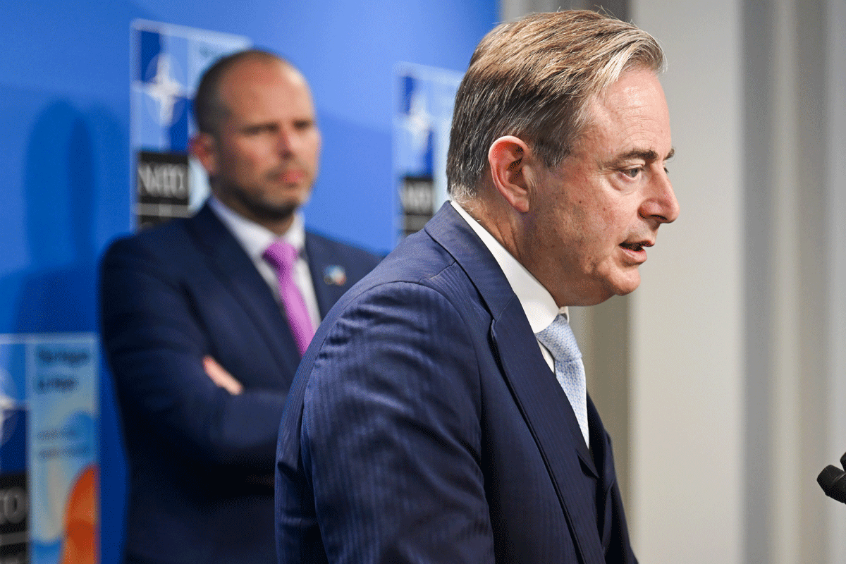 Bart De Wever (N-VA) op woensdag op de NAVO-top, met achter hem Theo Francken (N-VA).