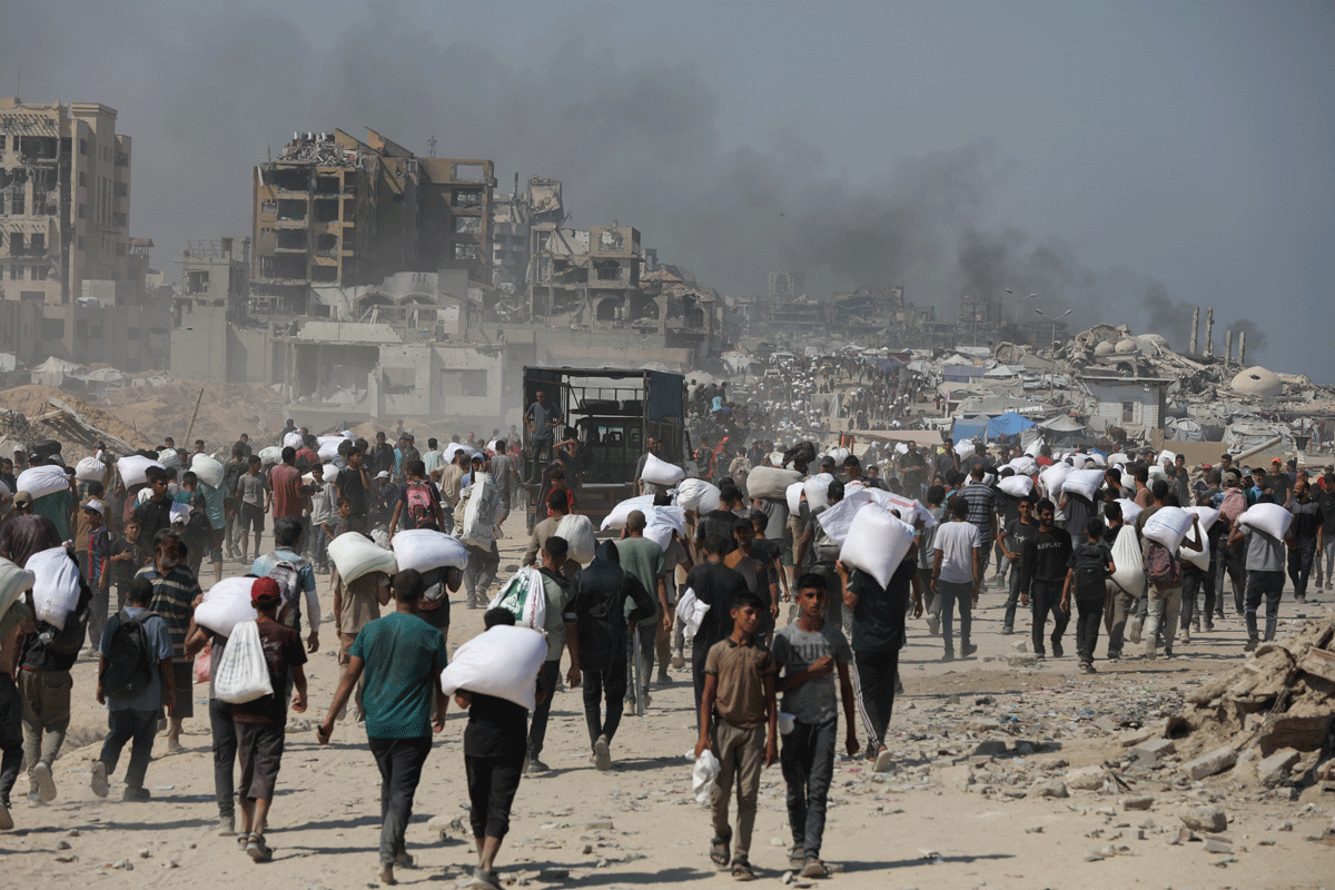 Ontheemde Gazanen op de Al-Rashid-weg richting Zakim op zondag.