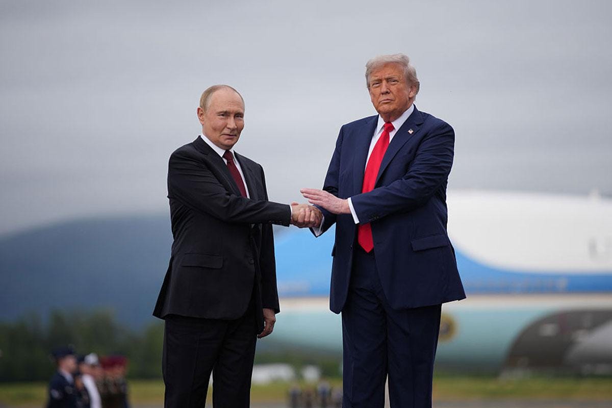 Vladimir Poetin en Donald Trump op 15 augustus 2025 in Anchorage.