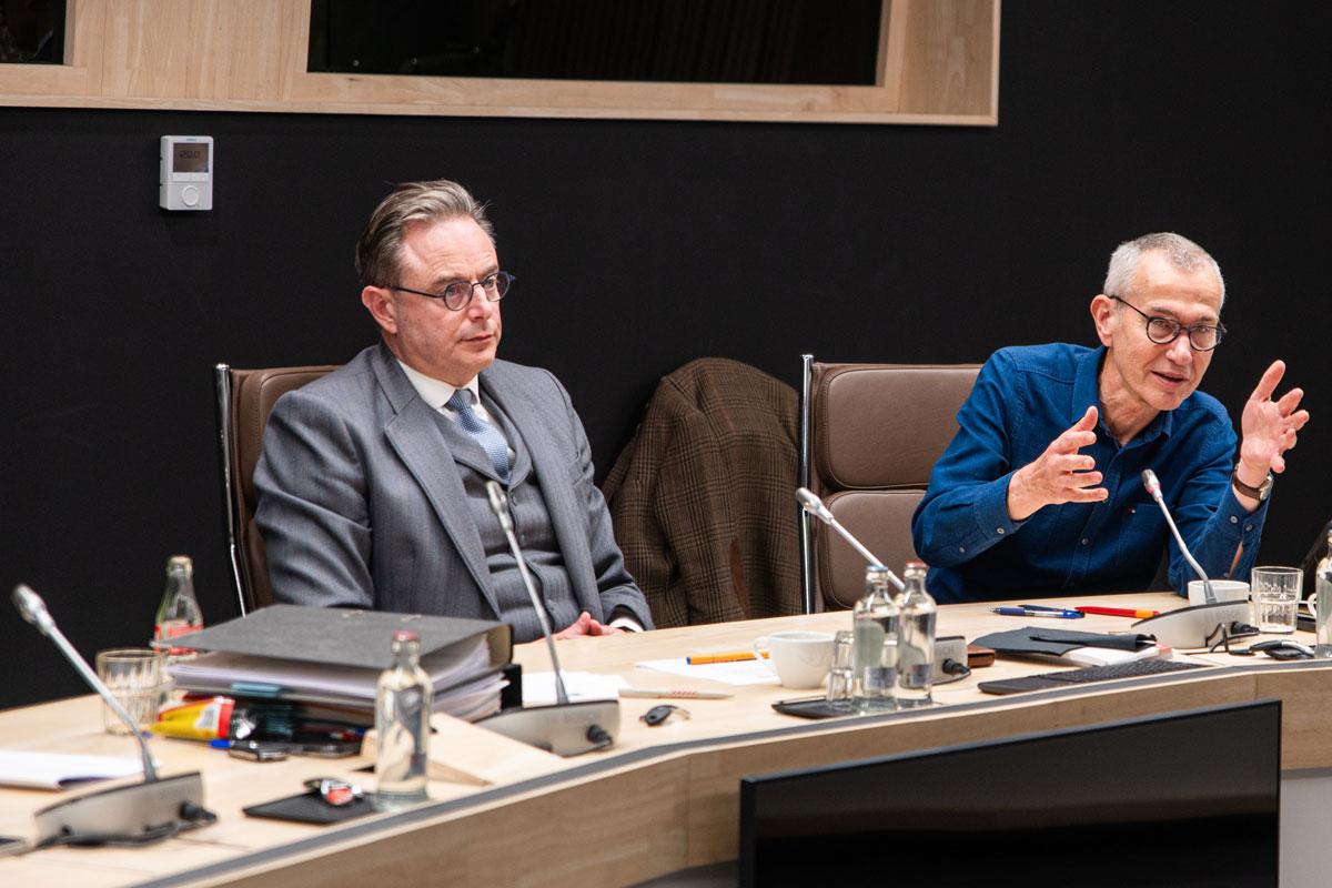 Premier Bart De Wever en Vooruit-vicepremier Frank Vandenbroucke op de perscoferentie over het begrotingsakkoord, op 24 november 2025.