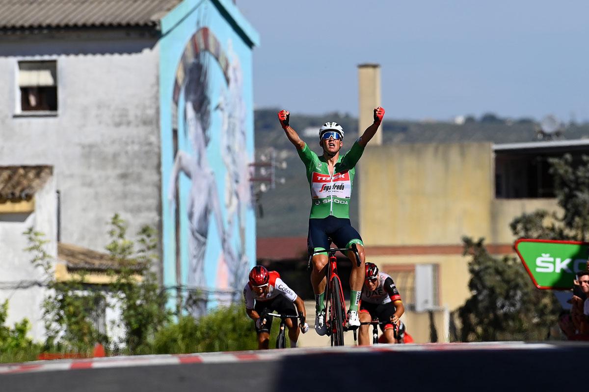 Vuelta: maillot verde Mads Pedersen gana el sprint de potencia