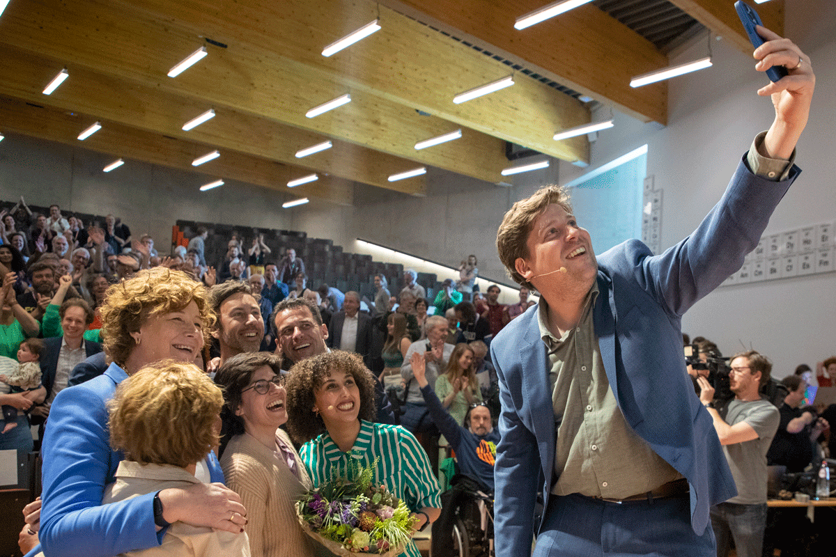 Jeremie Vaneeckhout op de foto met onder meer Nadia Naji en Petra De Sutter.