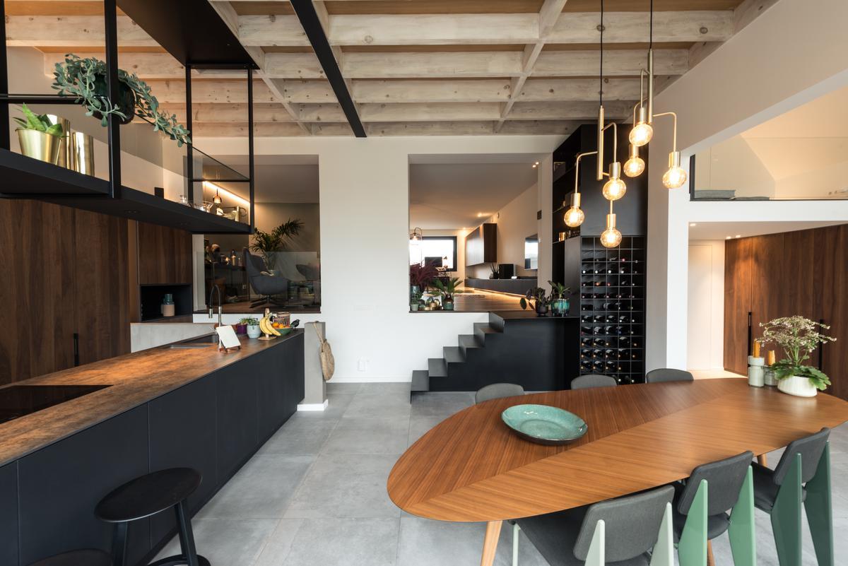 Kleur en textuur connecteren in de keuken. Een keramieken werkblad alludeert op het gebruik van cortenstaal. De walnoten eettafel van Garcia Cumini voor Zanotta is dé plek voor graag geziene gasten.© ARG Architecten