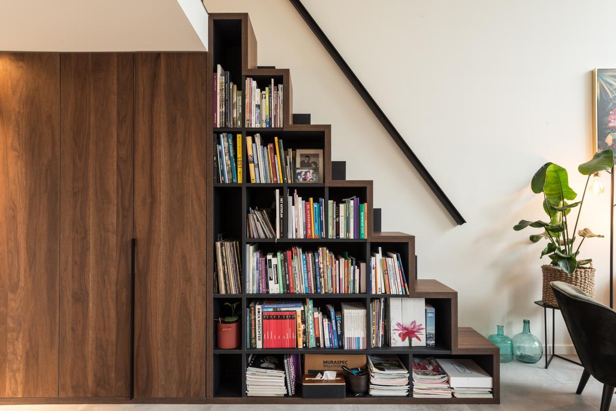 De kasten en inventieve boekentrap zijn 100% Belgisch en handgemaakt schrijnwerk van DECA Interieur uit Lichtervelde.© ARG Architecten