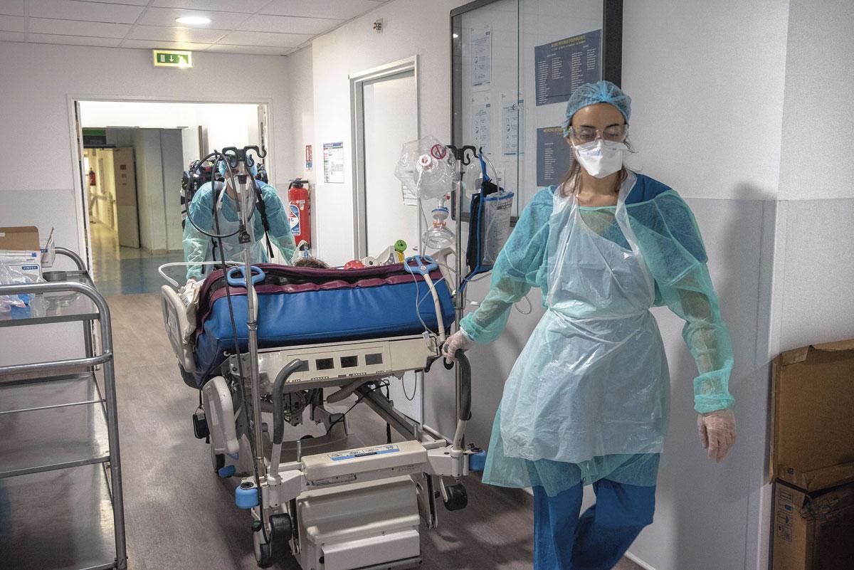 Covid: un tiers des patients qui ont été hospitalisés présentent des ...