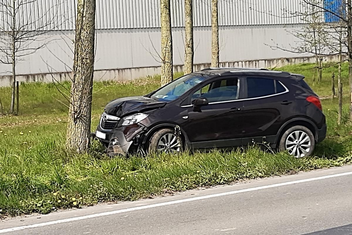 Auto Raakt Van De Weg En Knalt Op Boom - KW.be