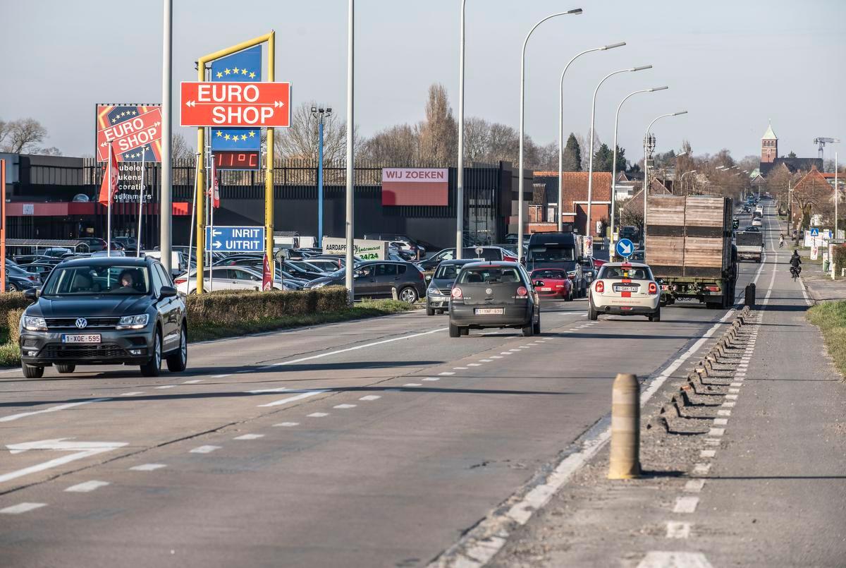 Verkeerslichten moeten gevaarlijk punt aan Euro Shop in Roeselare ...