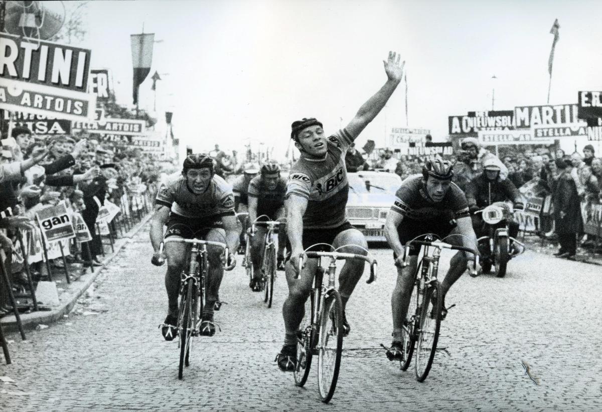 Ronde van Vlaanderen 1972 een ijsbeer op de fiets Sport/Voetbalmagazine