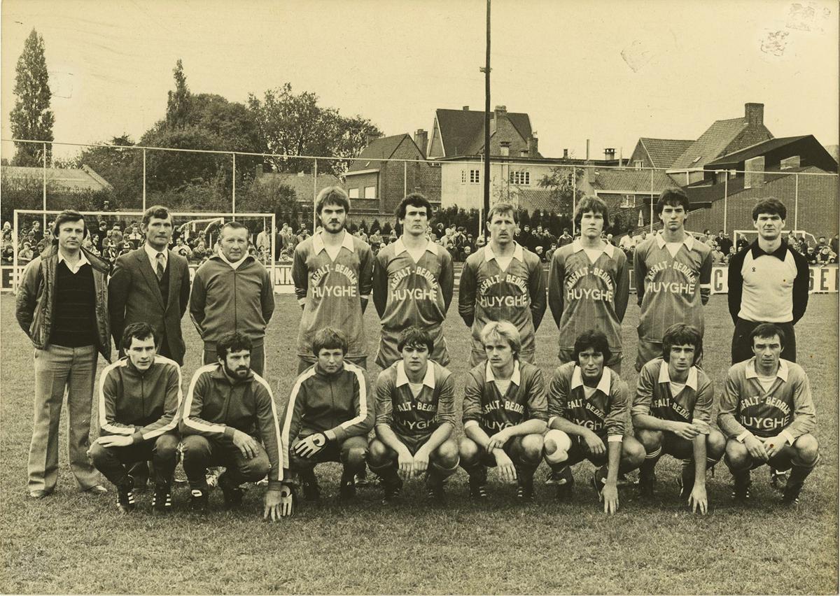 Marc Nonkel (derde vooraan vanaf rechs) in het elftal van SK Oostnieuwkerke.