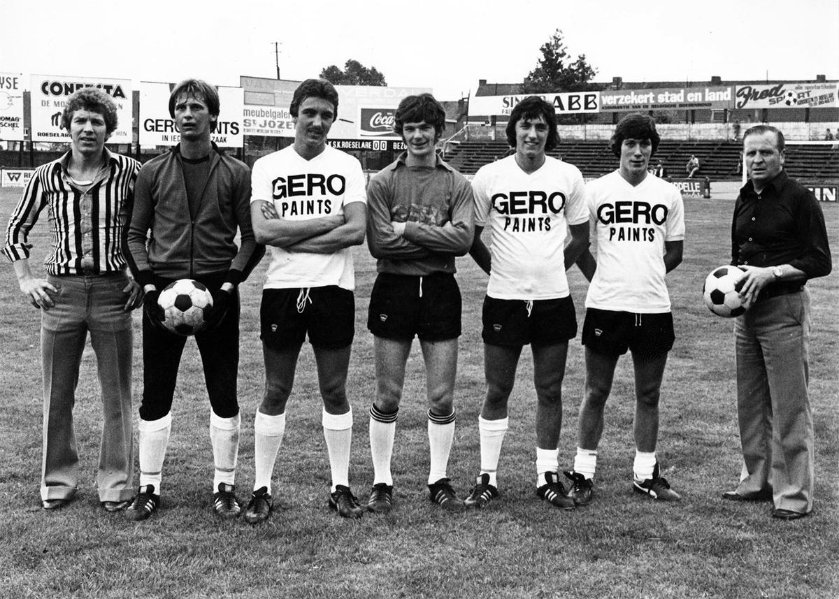 Bij de voorstelling van de nieuwe spelers zie je Marc Nonkel rechts.