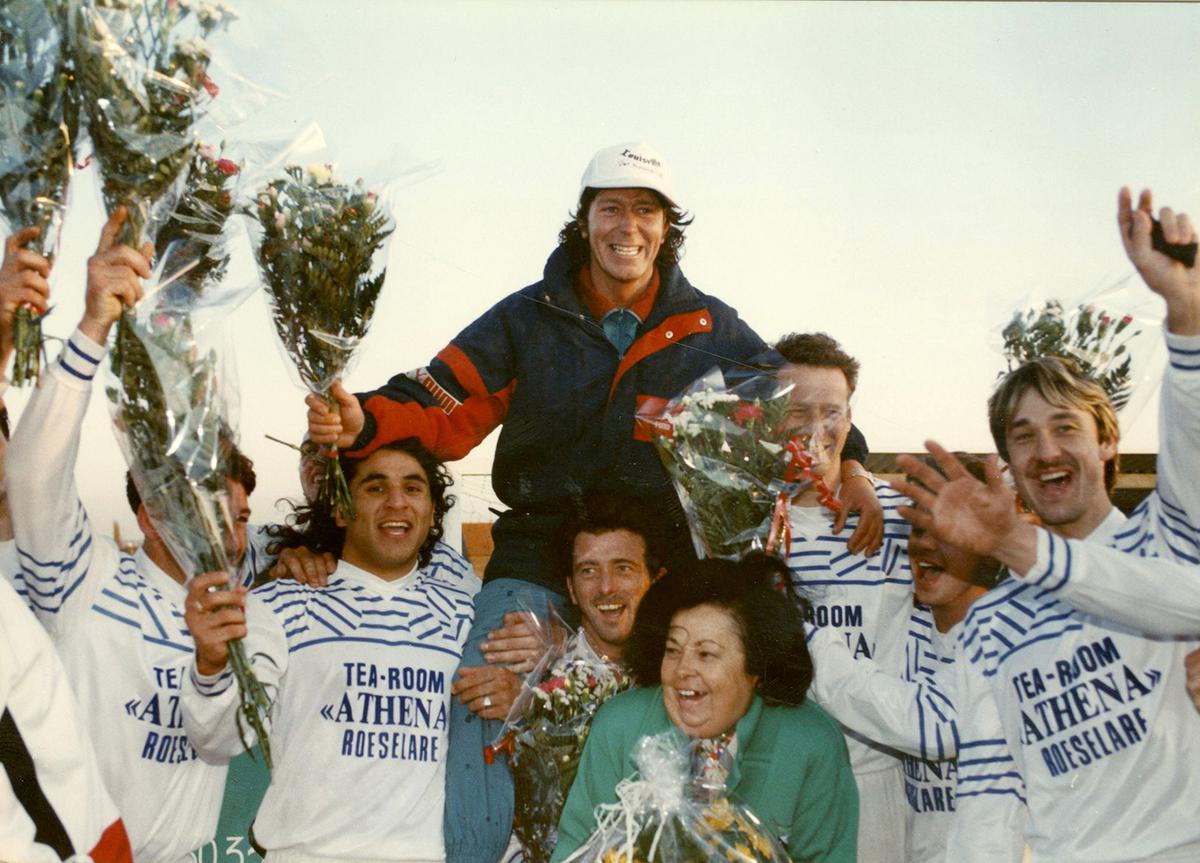 In zijn eerste seizoen bij KFC Lendelede speelde het team meteen kampioen en werd Marc op de schouders gehesen.