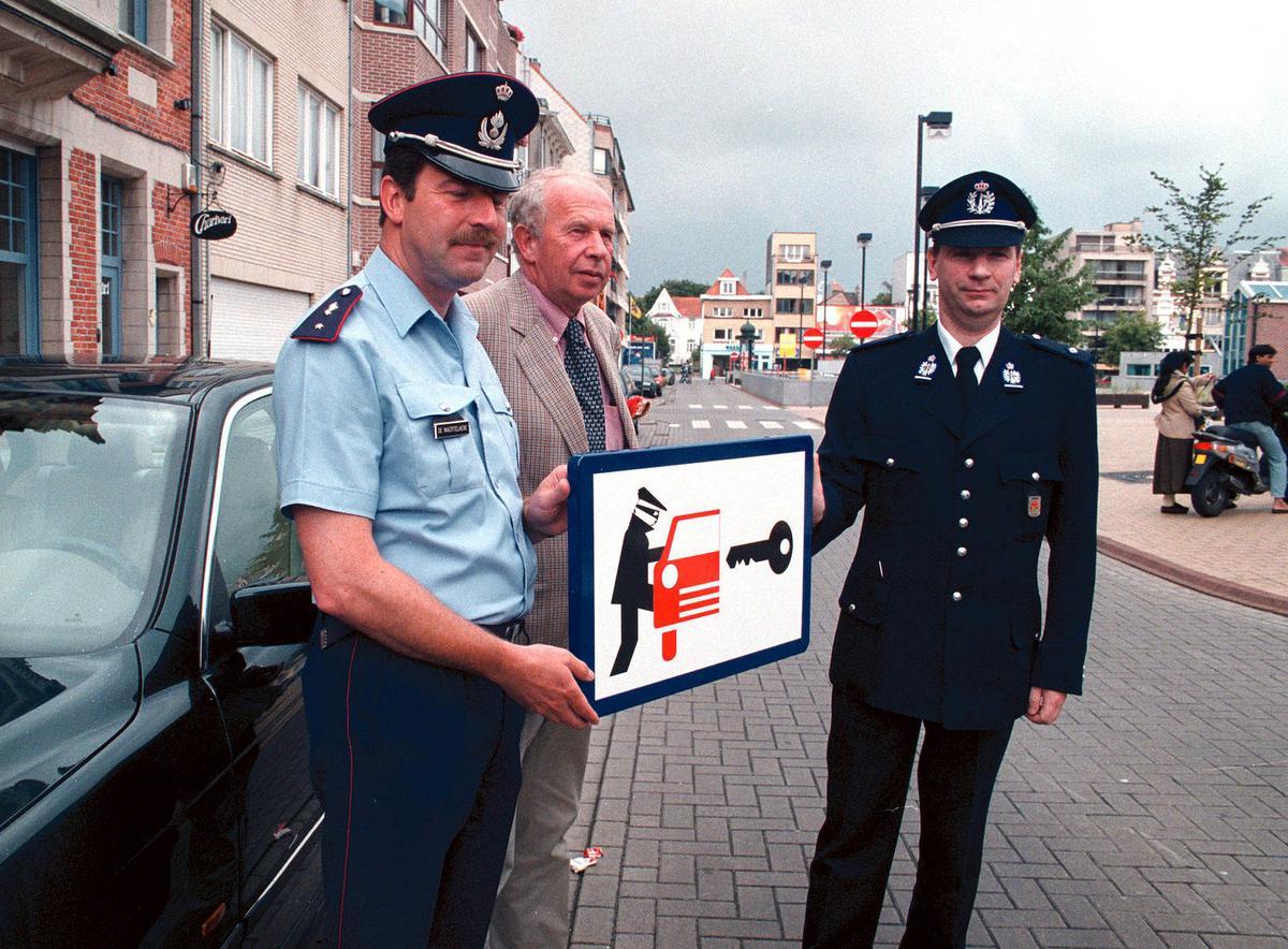 Bij de presentatie van een nieuw preventiebord om diefstal in auto's tegen te gaan. Een beeld uit 1998.© BELGA