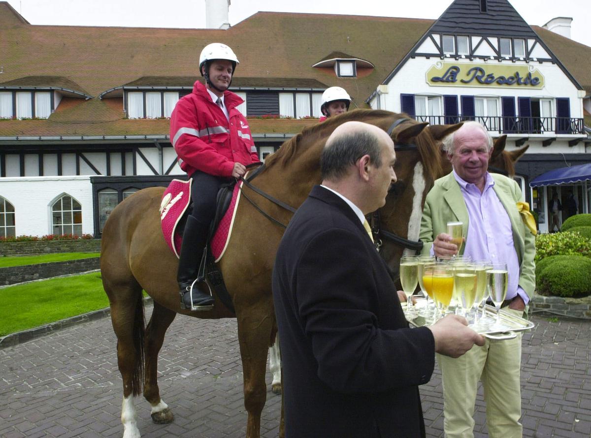 Tijdens een persconferentie in 2002 over hoe een privéfirma ‘s nachts het strand zou bewaken met paardenpatrouilles.© BELGA