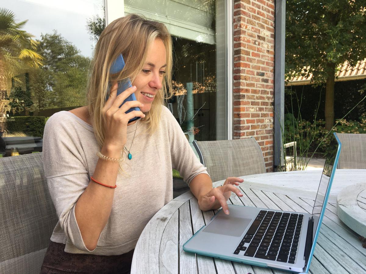 Delphine Delchambre is vrijwillige 'TelefoonSter' in Ingelmunster KW.be