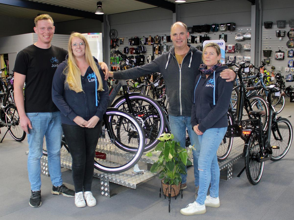 Vierde generatie laat fietsenhandel Daels uit Lauwe nog steeds op wieltjes  lopen - KW.be