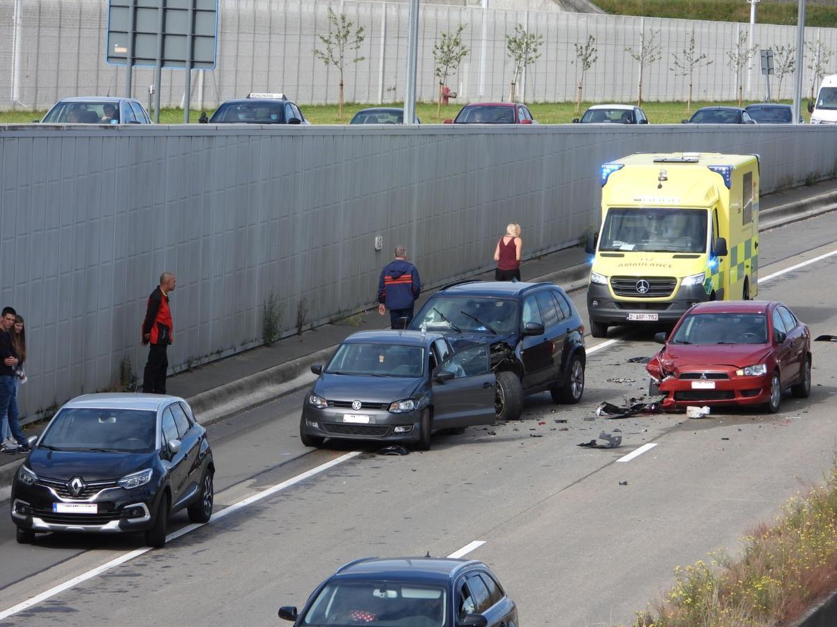 Zes Auto's Betrokken Bij Kettingbotsing Op Expresweg - KW.be