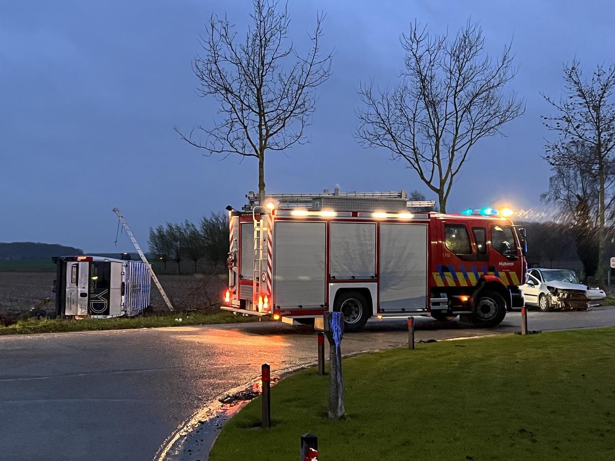 Man Moet Bevrijd Worden Na Botsing Met Bestelwagen En Raakt Zwaargewond ...