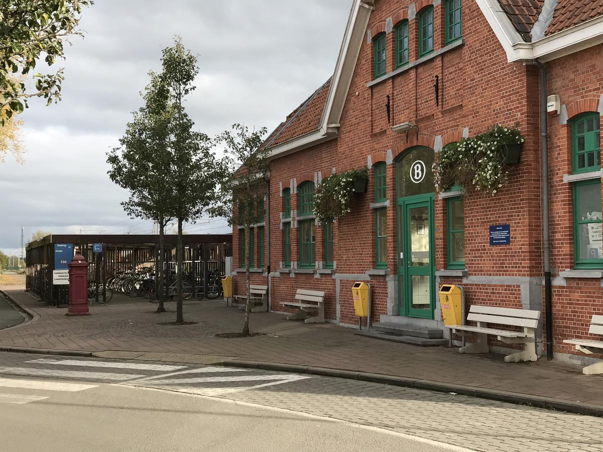 Brandweer Blust Brandende Gasfles Aan Station Kortemark KW Be