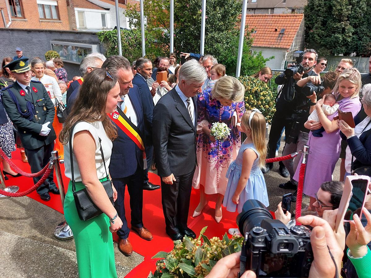 Koningspaar Bezoekt Gemeentehuis Deerlijk En Ontmoet Bevolking - KW.be