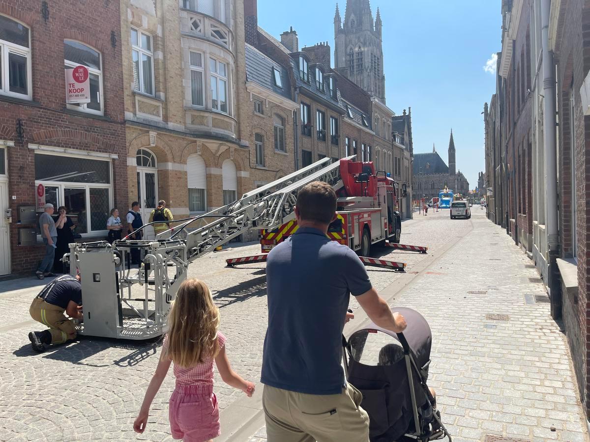 Bakstenen donderen plots drie verdiepen naar beneden in drukke stadskern: “Wonder dat niemand passee