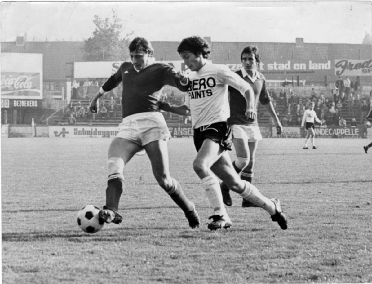 In de wedstrijd SK Roeselare-Zwevegem (21-1) probeert Marc Nonkel hier de verdediger te passeren.