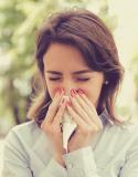 Femme-éternue-allergie-pollen
