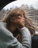 Femme-triste-fenêtre-voiture