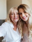 Jeune-femme-fait-un-selfie-avec-sa-grand-mère