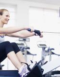 Rameur dans salle de fitness