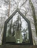 Dans les bois, au bord de l'eau, au milieu d'un champ… Évadez-vous grâce à cette sélection de cabanes insolites.