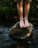 sentier pieds nus