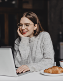 femme ordinateur IA