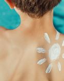 Pour protéger la peau des petits, il faut se tourner vers une crème SPF 50 minimum.