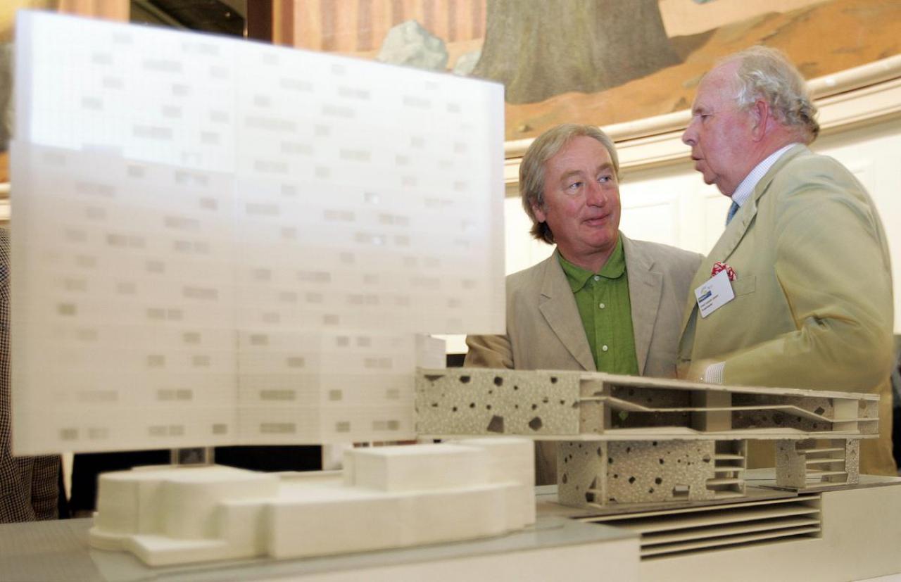 In 2005, samen met de Amerikaanse architect Steven Holl tijdens de presenatie van het toekomstige casino.© BELGA