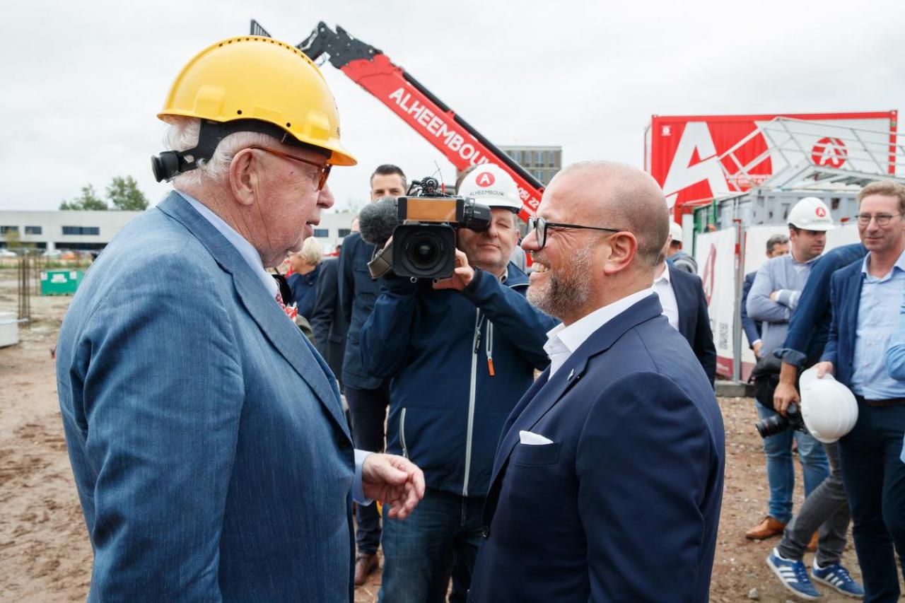 Samen met Bart Verhaeghe van Club Brugge bij de presentatie van de bouw voor een nieuw trainingscomplex in Knokke-Heist.© BELGA