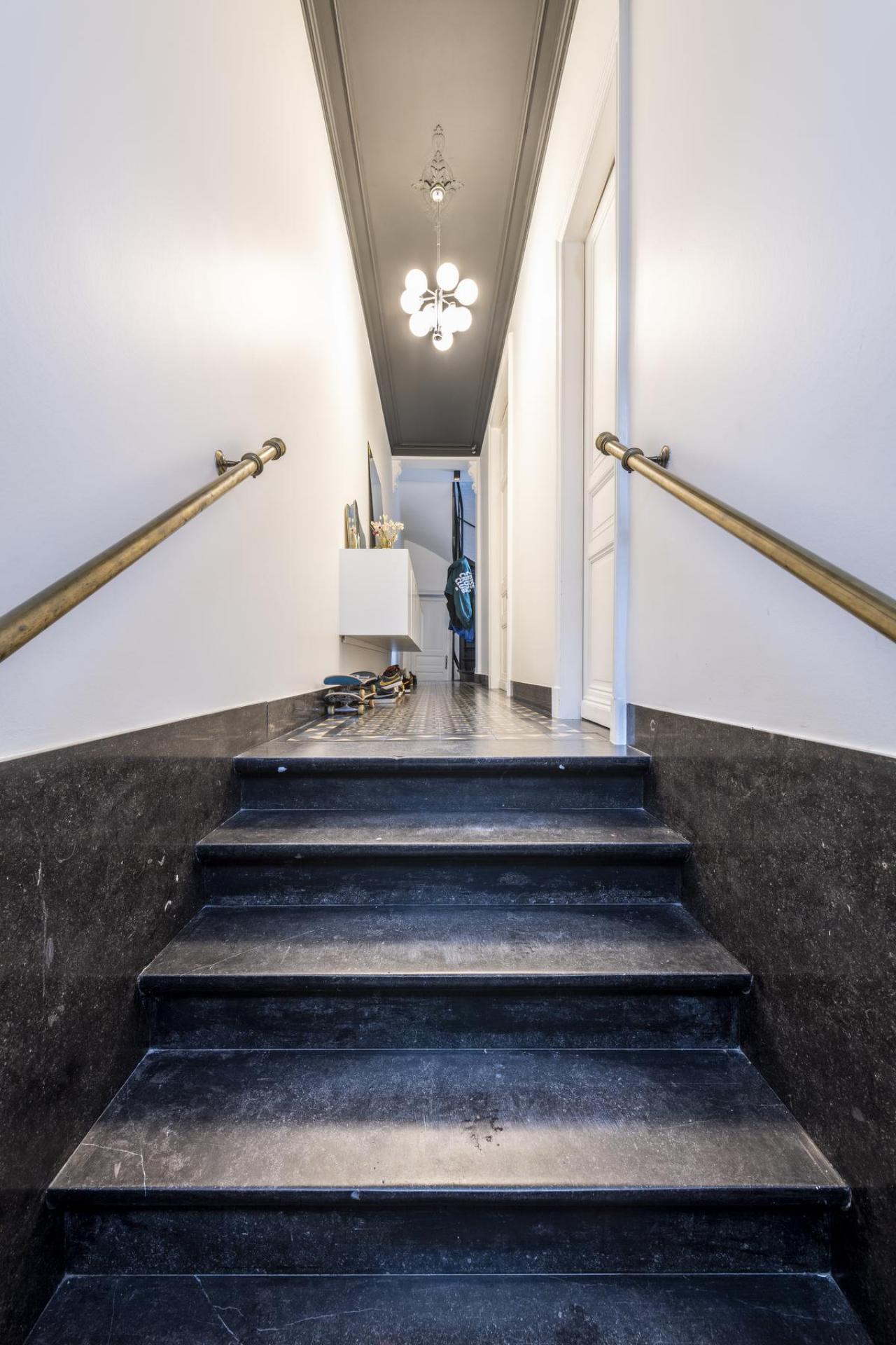 De statige marmeren trap straalt grandeur uit.© Pieter Clicteur