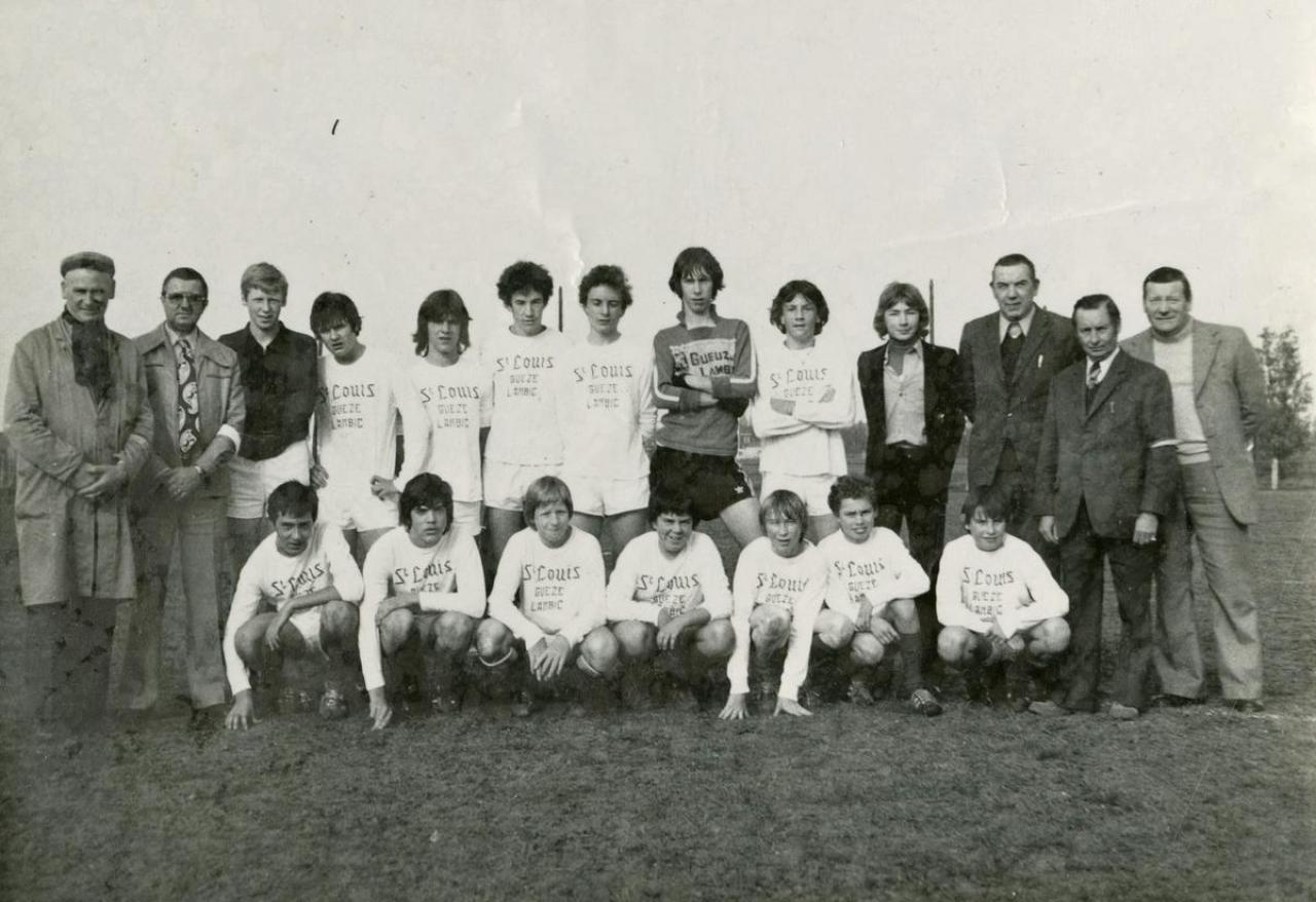 Laurens Monteyne (staand vierde van links) bij de jeugd van KSV Ingelmunster.