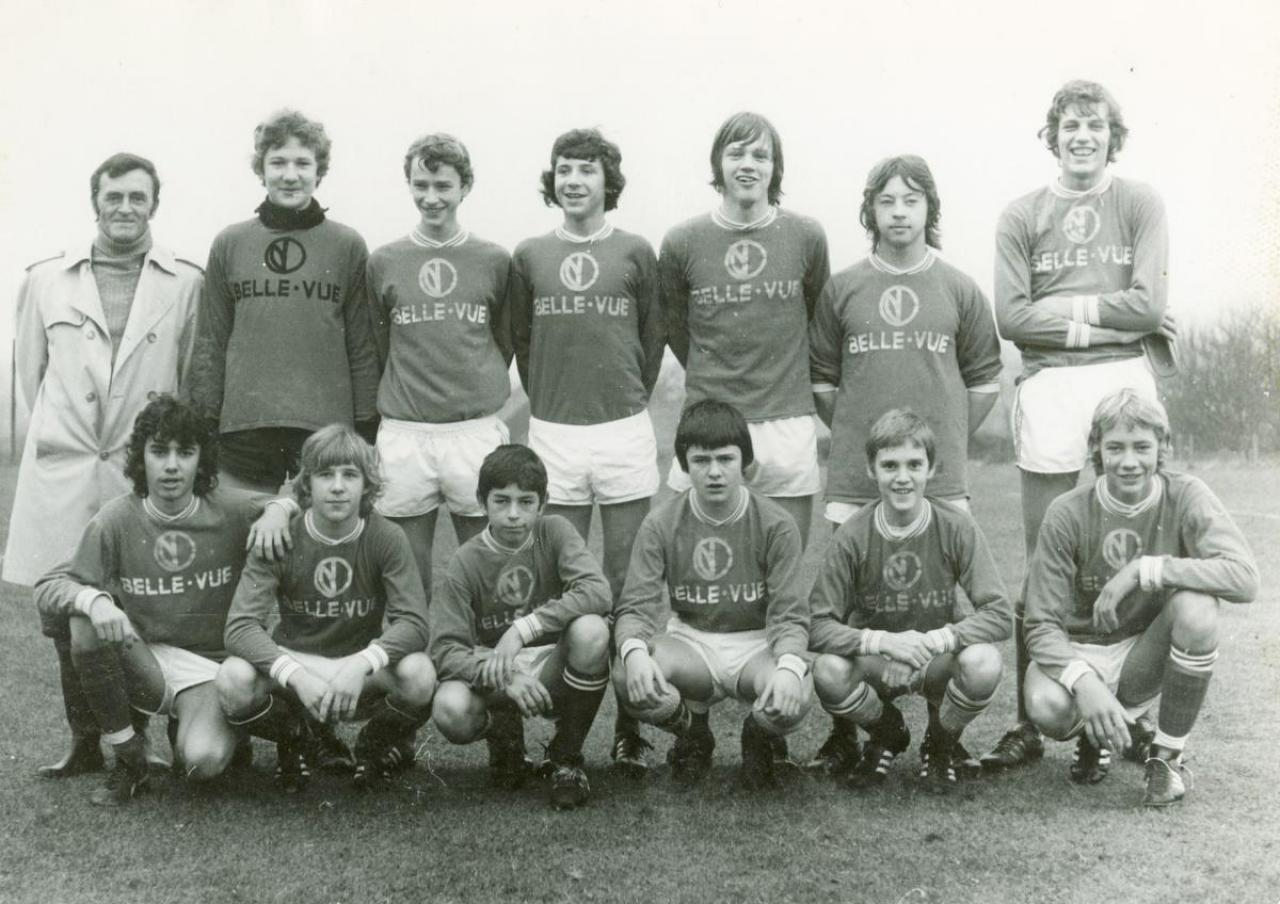 Laurens Monteyne (gehurkt derde van rechts) bij de jeugd van RSC Anderlecht.