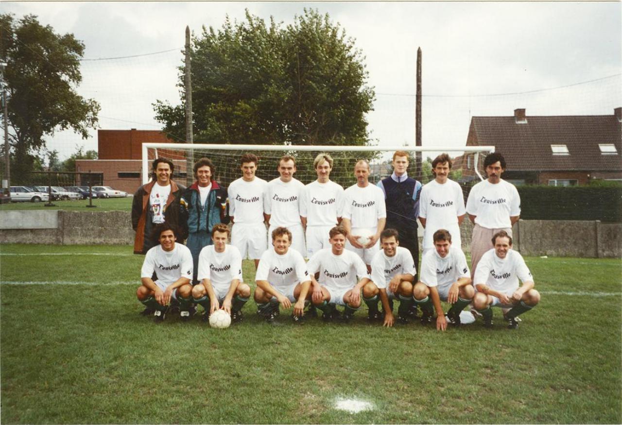 Een ploegfoto van de gloriejaren bij KFC Lendelede. Links vooraan zit Arsam Fatapour, rechts van Marc staat Thierry Desmet. Ze vormden een dodelijk duo onder de hoede van Marc.