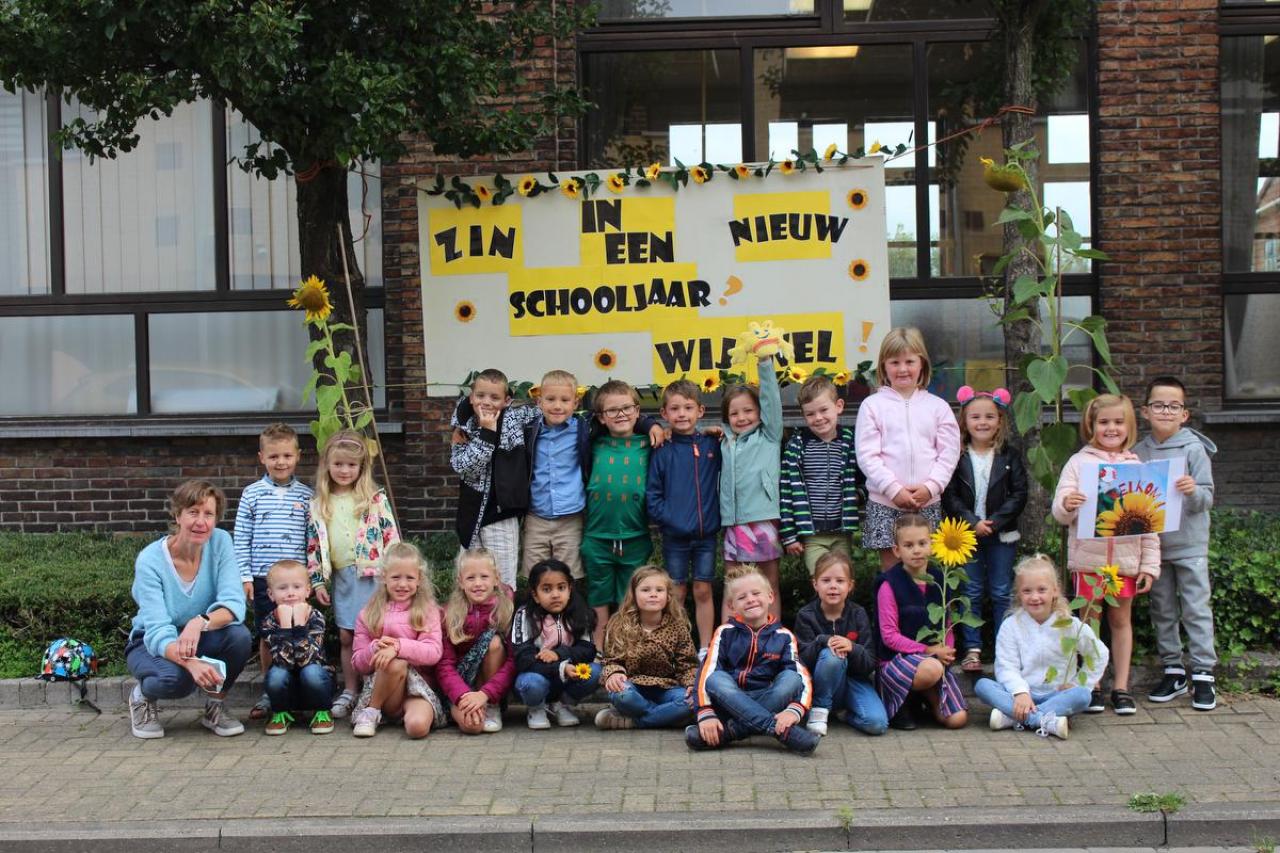 De Ettelgemse basisschool viert de eerste schooldag met een lied op thema Samen Leven.