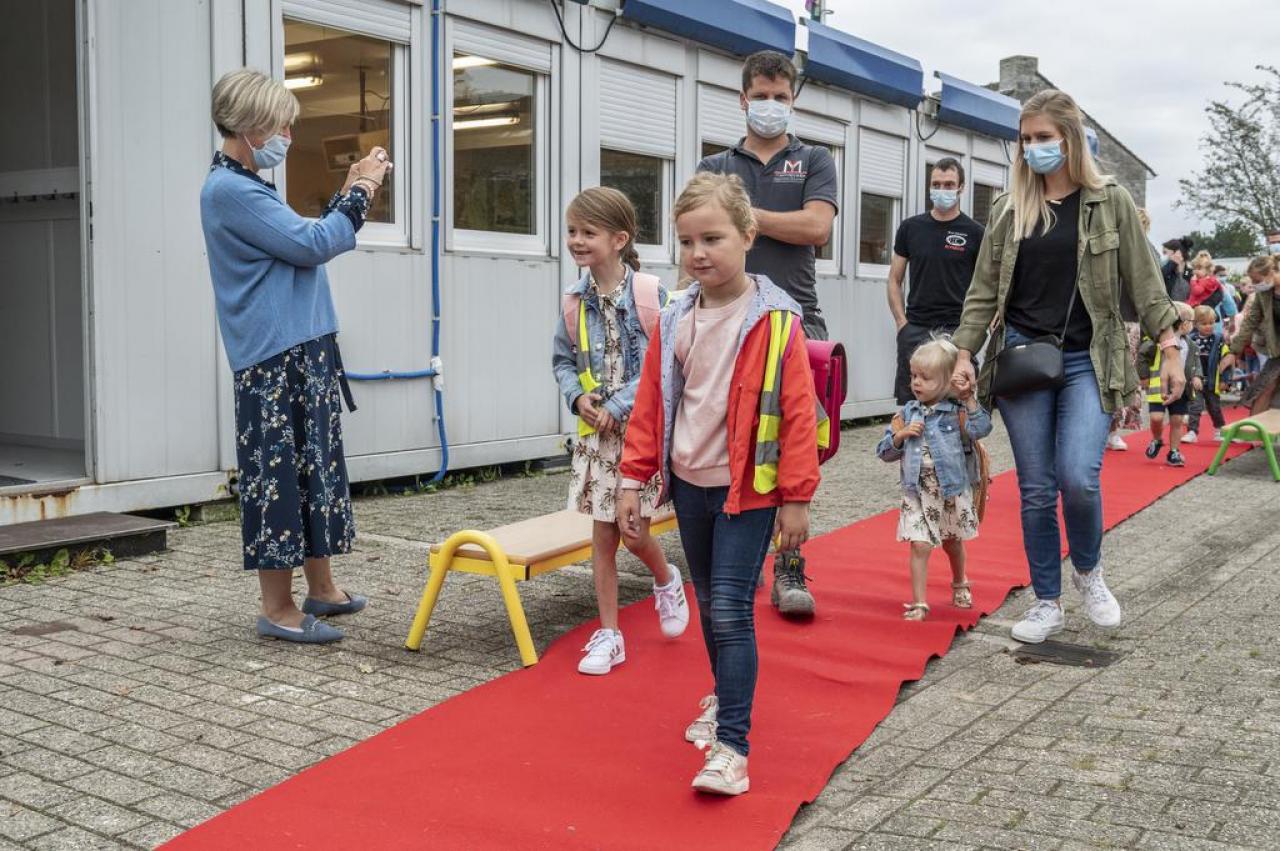 In de Vikingschool in Roeselare werden de kinderen via de rode loper. Het jaarthema is film, fotografie en media.