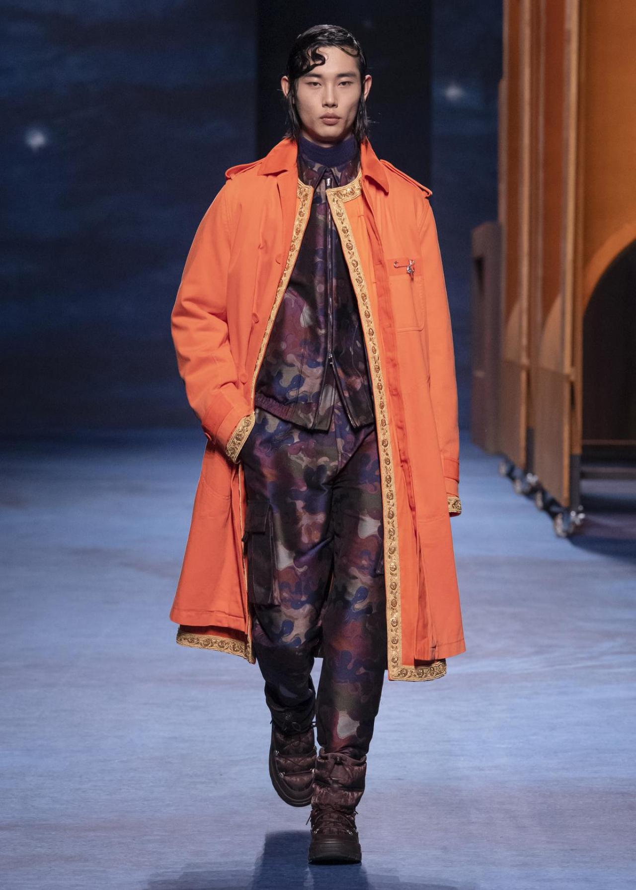 Casual pak in camouflageprint en oranje mantel, van Dior Homme. Prijs op aanvraag.