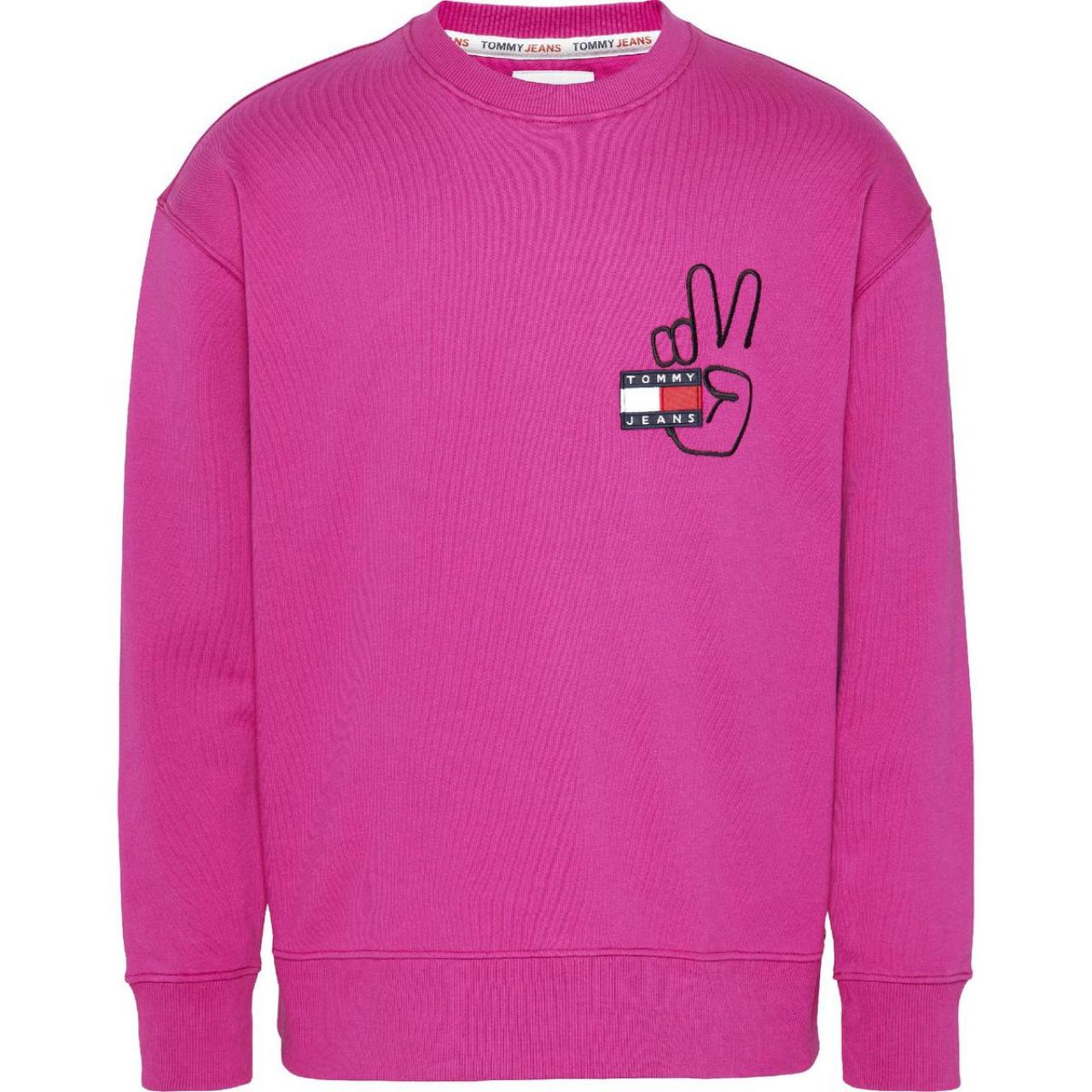 Roze sweater met een vredevolle boodschap (89,90 euro), van Tommy Jeans.