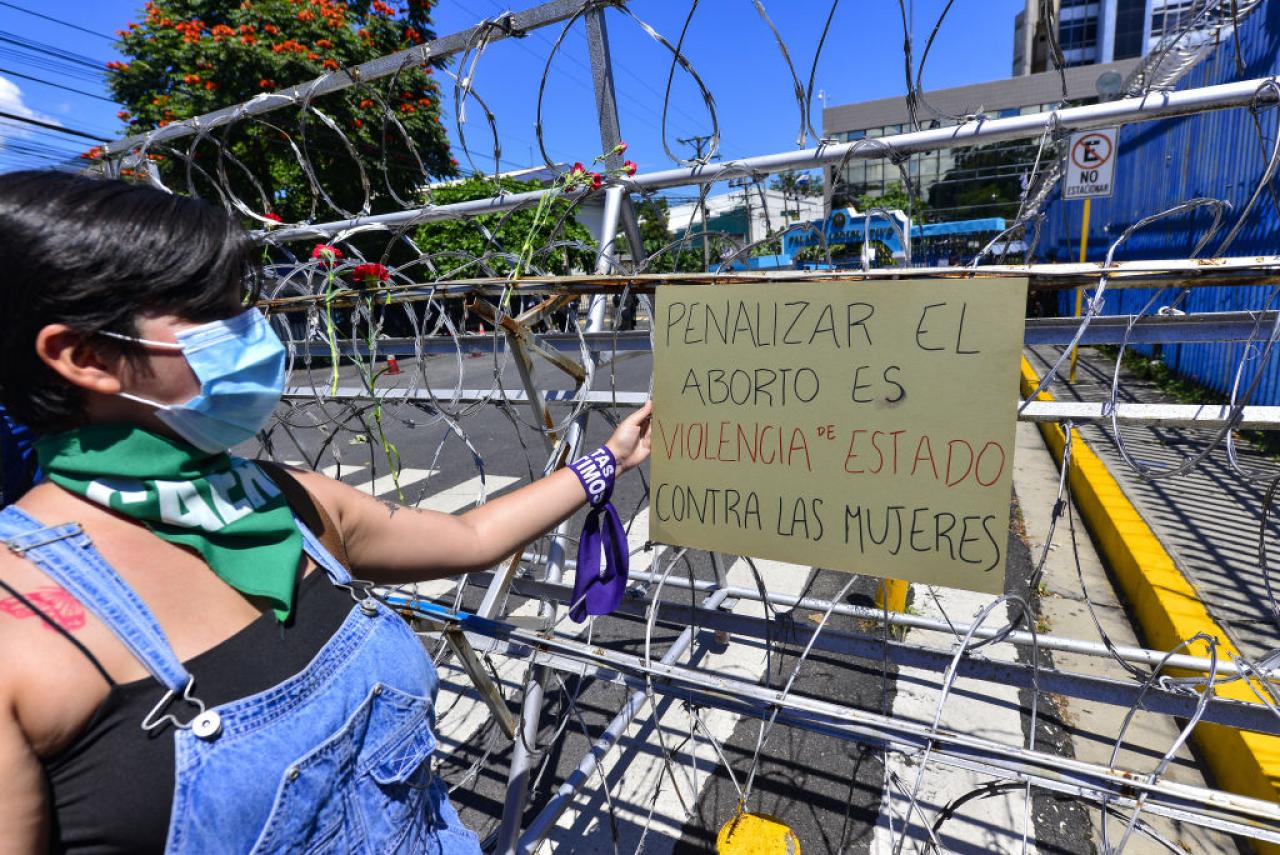 SAN SALVADOR, EL SALVADOR - SEPTEMBER 28: A protester holds a pro-choice sign during a demonstration to demand legal abortion on September 28, 2021 in San Salvador, El Salvador. President of El Salvador, Nayib Bukele, withdrew from the constitutional reform proposal, drawn up by his government, legalizing therapeutic abortion and same-sex marriage. (Photo by Roque Alvarenga/APHOTOGRAFIA/Getty Images)