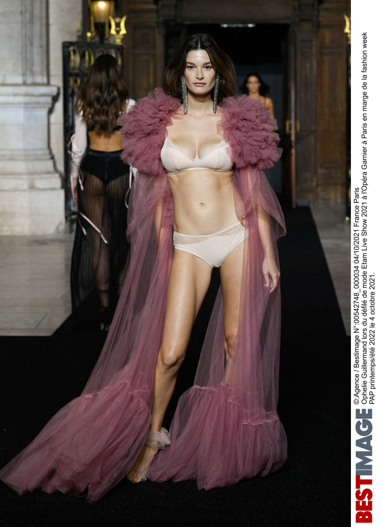 Ophelie Guillermand lors du défilé de mode Etam Live Show 2021 à l'Opéra Garnier à Paris en marge de la fashion week PAP printemps/été 2022 le 4 octobre 2021. Etam Live Show in Paris on october 4th 2021